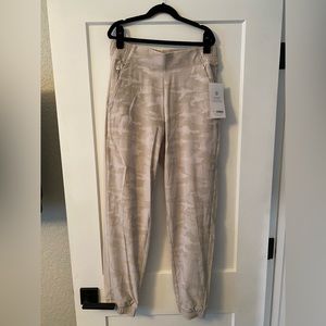 ATHLETA Brooklyn Textured Jogger Size 4 Tan Beige Camo Print Zip Pockets
